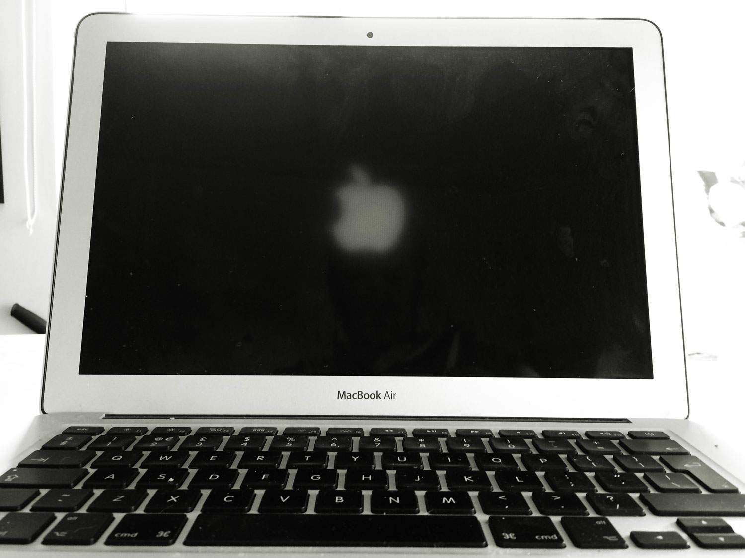 Reversed Apple Logo Macbook Air Screen