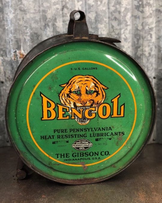 Stunningly Decorative US Vintage Motor Oil Cans, Gas and Grease Cans